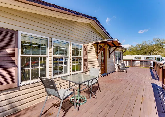 Fire Pit & On-site Fishing! Family Holiday home Pensacola