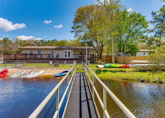 Holiday home Fire Pit & On-site Fishing! Family Pensacola
