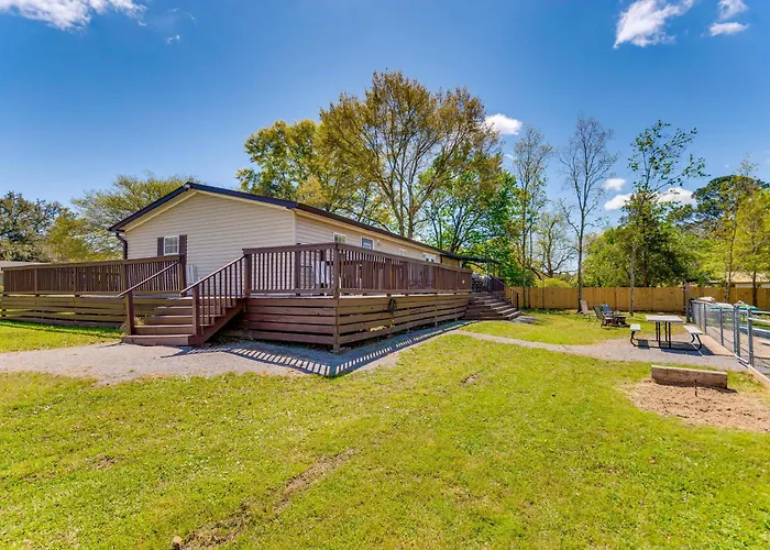 Fire Pit & On-site Fishing! Family Holiday home